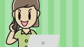 スマホで電話しながらパソコンを使う女性会社員（クールビズ）のイラスト【色、背景あり】PNG