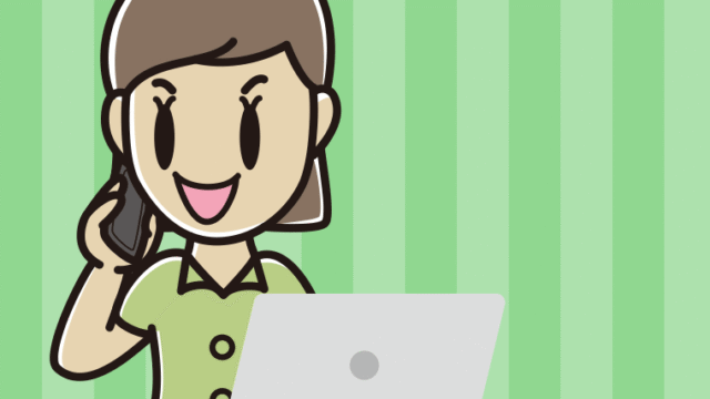 スマホで電話しながらパソコンを使う女性会社員（クールビズ）のイラスト【色、背景あり】PNG