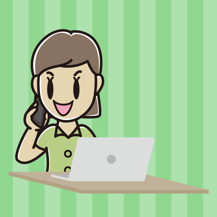 スマホで電話しながらパソコンを使う女性会社員（クールビズ）のイラスト【色、背景あり】PNG