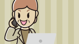 スマホで電話しながらパソコンを使う年配女性会社員（カジュアル）のイラスト【色、背景あり】PNG