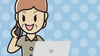 スマホで電話しながらパソコンを使う年配女性会社員（クールビズ）のイラスト【色、背景あり】PNG