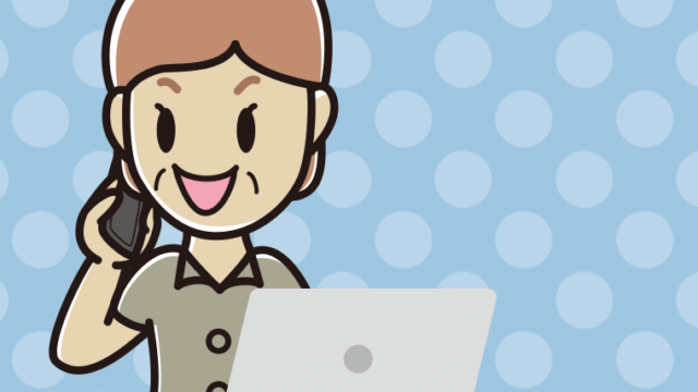 スマホで電話しながらパソコンを使う年配女性会社員（クールビズ）のイラスト【色、背景あり】PNG