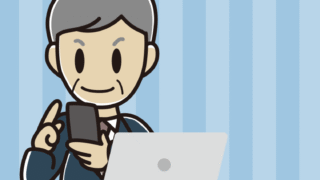 スマホとパソコンを使う年配男性会社員のイラスト【色、背景あり】PNG