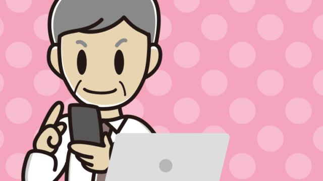 スマホとパソコンを使う年配男性会社員（ワイシャツ）のイラスト【色、背景あり】PNG