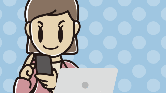 スマホとパソコンを使う女性会社員（カジュアル）のイラスト【色、背景あり】PNG