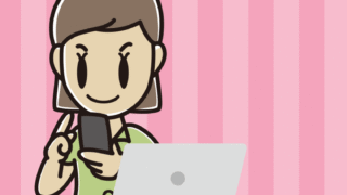 スマホとパソコンを使う女性会社員（クールビズ）のイラスト【色、背景あり】PNG