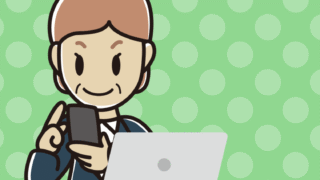 スマホとパソコンを使う年配女性会社員のイラスト【色、背景あり】PNG