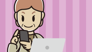 スマホとパソコンを使う年配女性会社員（カジュアル）のイラスト【色、背景あり】PNG