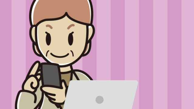 スマホとパソコンを使う年配女性会社員（カジュアル）のイラスト【色、背景あり】PNG