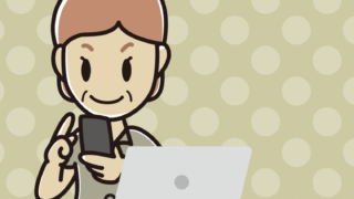 スマホとパソコンを使う年配女性会社員（クールビズ）のイラスト【色、背景あり】PNG