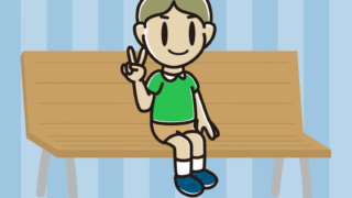 ベンチでピースをする小学生男子のイラスト【色、背景あり】PNG